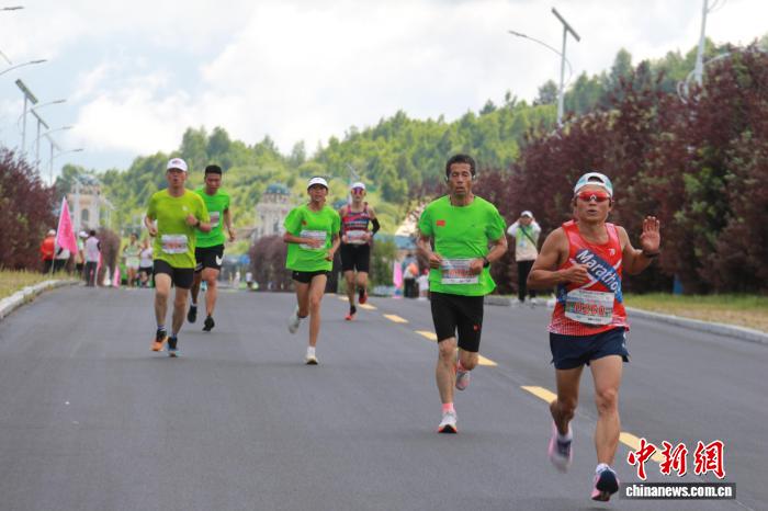 2025阿尔山国门边境风情跑清凉开跑，20℃清晨迎