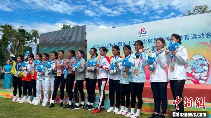 上海秋千女将三亚参赛，55公斤级双人触铃以30次