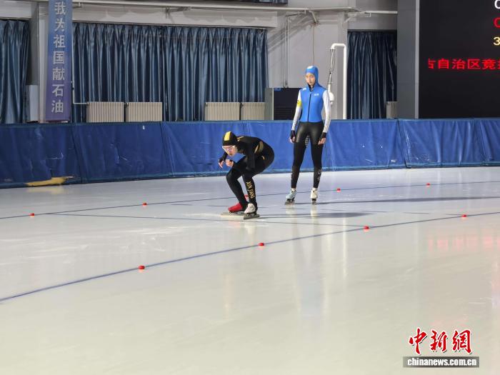 全国近400名青少年运动员齐聚大庆竞速滑冰 展现