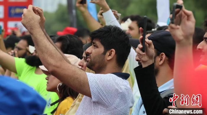 哈尔滨轮滑马拉松世界杯盛大开赛 万人参与轮滑