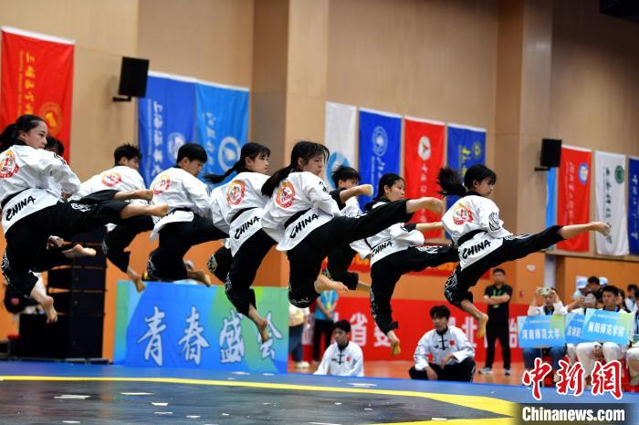 湖北咸宁市全民健身中心迎来第十八届中国大学