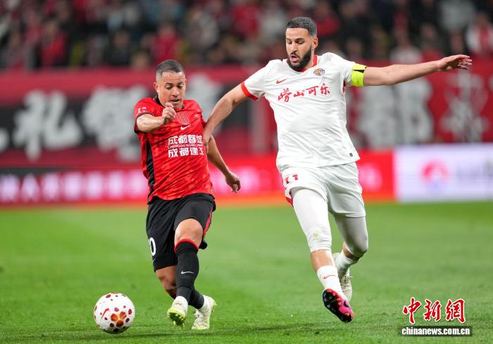 成都蓉城1-0小胜青岛海牛领跑积分榜 山东泰山