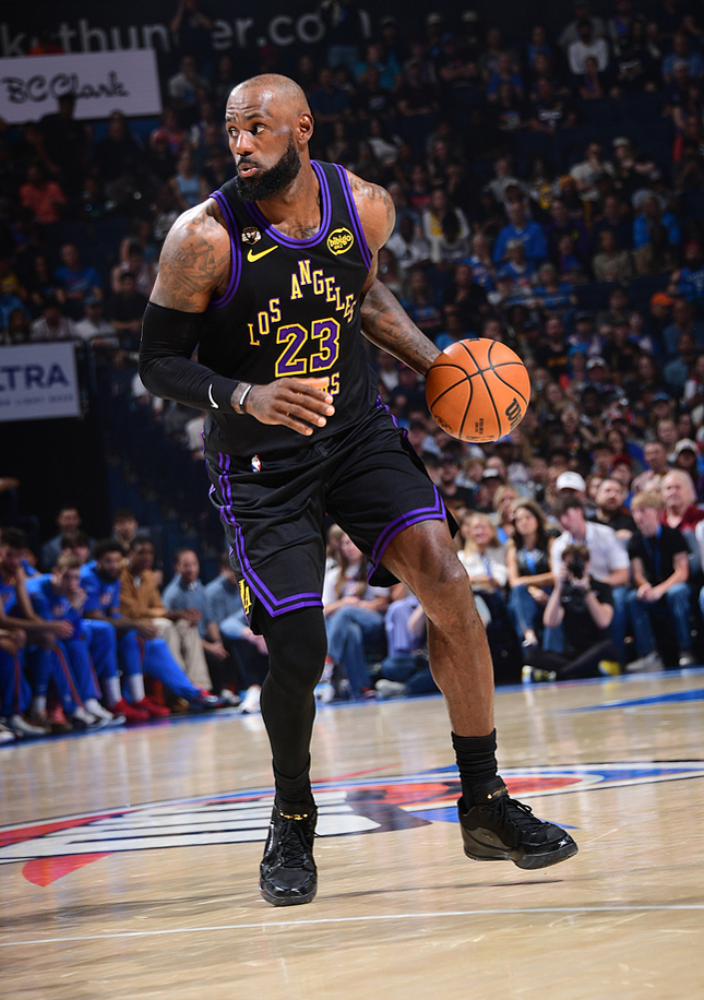 湖人惨败雷霆创耻辱纪录 东契奇伤退分差达45分