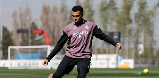 皇马德比战前训练曝光 姆巴佩复出引期待