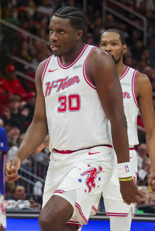 火箭队替补阵容完胜湖人队 但首发命中率低迷致