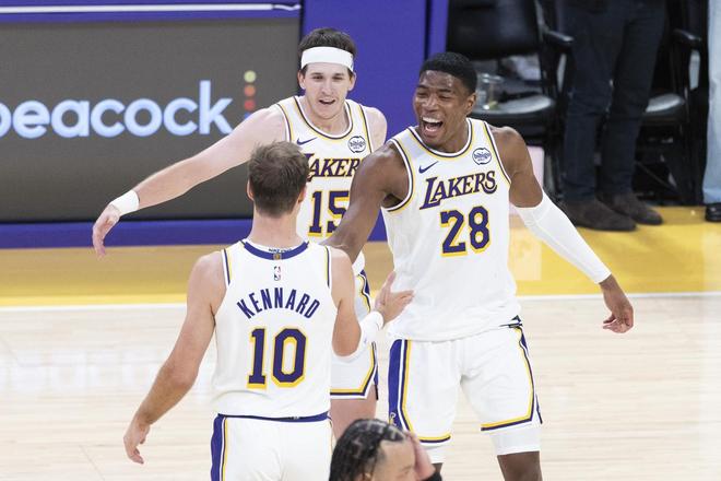 火箭队替补阵容完胜湖人队 但首发命中率低迷致