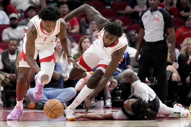 火箭队替补阵容完胜湖人队 但首发命中率低迷致